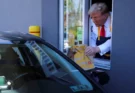 Etats-Unis : Donald Trump à la friteuse chez McDonald’s dans une opération visant Kamala Harris