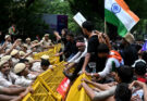La police indienne disperse une manifestation à New Delhi, contre les fraudes aux examens